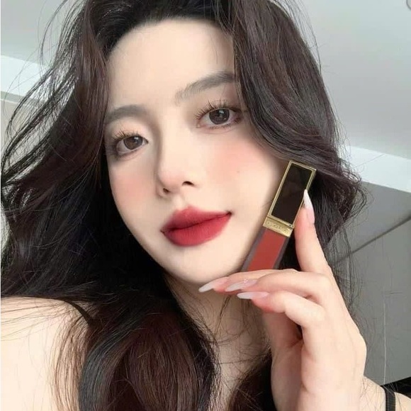 BNIB Tom Ford Liquid Lip Luxe Matte — Scarlet Stiletto - Picture 7 of 7